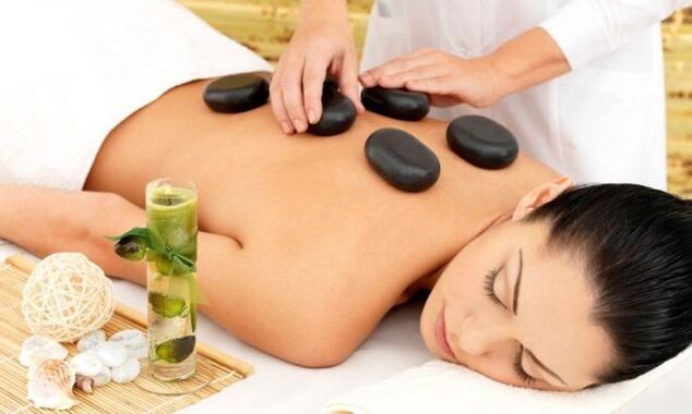 Tibetan medicine offers an effective approach to the treatment of arthrosis, for example stone therapy